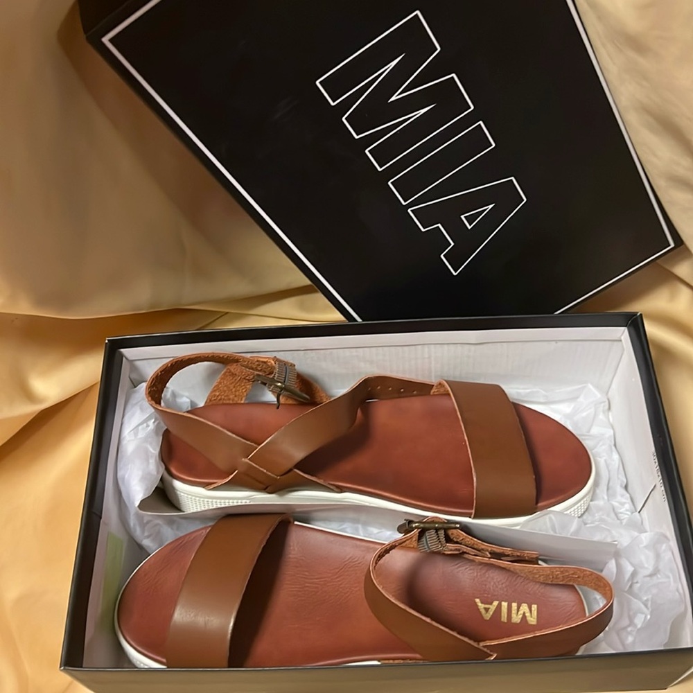 Mia sandals never been worn